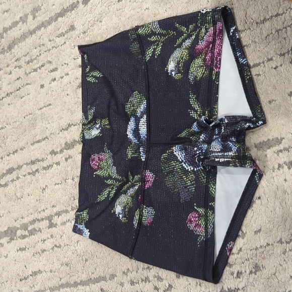 Lululemon Boogie Short (Roll Down) *Full-On Luon Garden Party Smooth Silver Mul - Picture 5 of 8